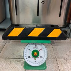 Miếng chặn bánh xe oto cao xu