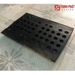 mặt dưới gờ giảm tốc cao su