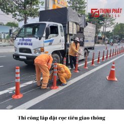 Nắp phủ phản quang cho cọc tiêu giao thông 3 Thi công Nắp phủ phản quang cho cọc trụ