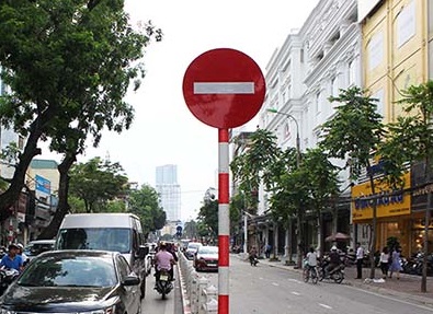 Bien cam o to di nguoc chieu