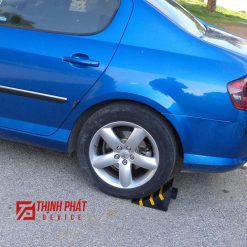 Cục chặn bánh xe di động phản quang 5 Cục chèn bánh xe di động phản quang thực tế