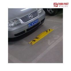 Khóa giữ chỗ đỗ chữ K ở bãi đỗ xe