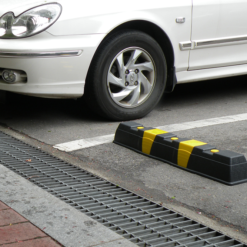 chan lui banh xe bai xe