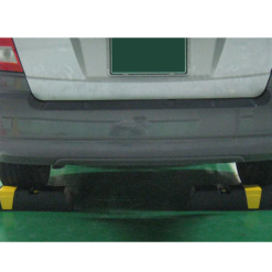 chan lui banh xe chui i mau nha xe