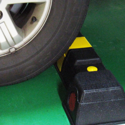 chan lui banh xe mau chu c